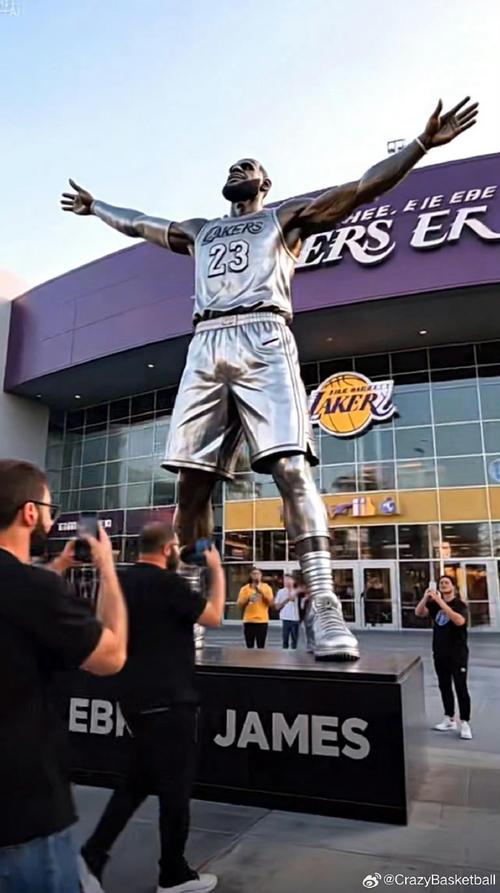 NBA 历史：湖人雕像荣耀归属谁？詹姆斯再夺冠或有机会